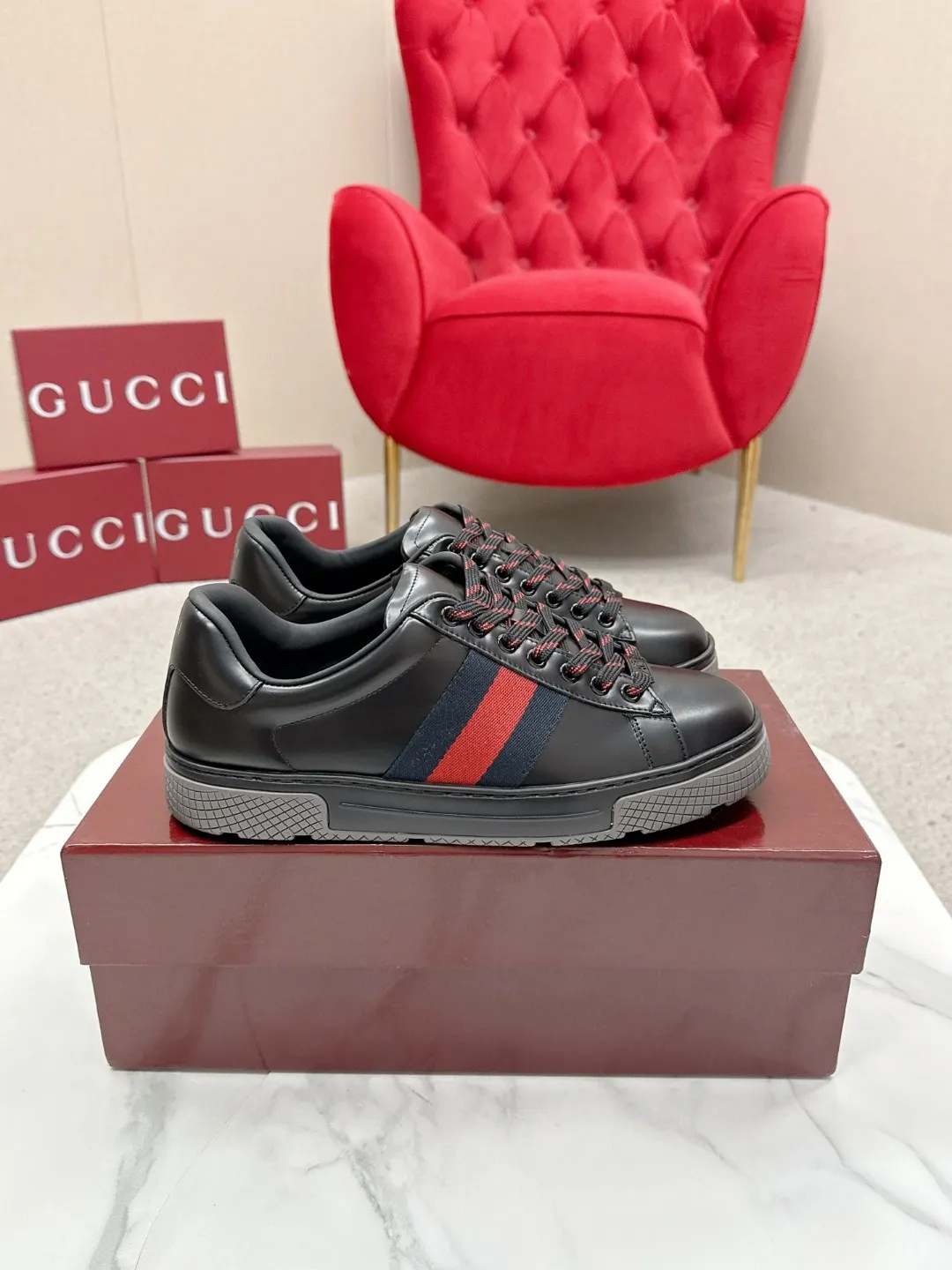 Factory price: 460💰Gucci Gucci's latest ACE series casual sports shoes, the same style as all the stars, classic brown canvas + leather stitching, the red and green stripes on the side are very recognizable. Perfect shoe last, perfect for daily casual wear, super beautiful and comfortable on the feet, a must-have for fashionistas 💯 ☑️Material: Original customized imported first-layer cowhide ☑️Inner lining: Customized imported cowhide ☑️Outsole: Original molded non-slip TPU sole ☑️Sole thickness: 2.5cm ☑️Size: Men's 38-44, customized 45